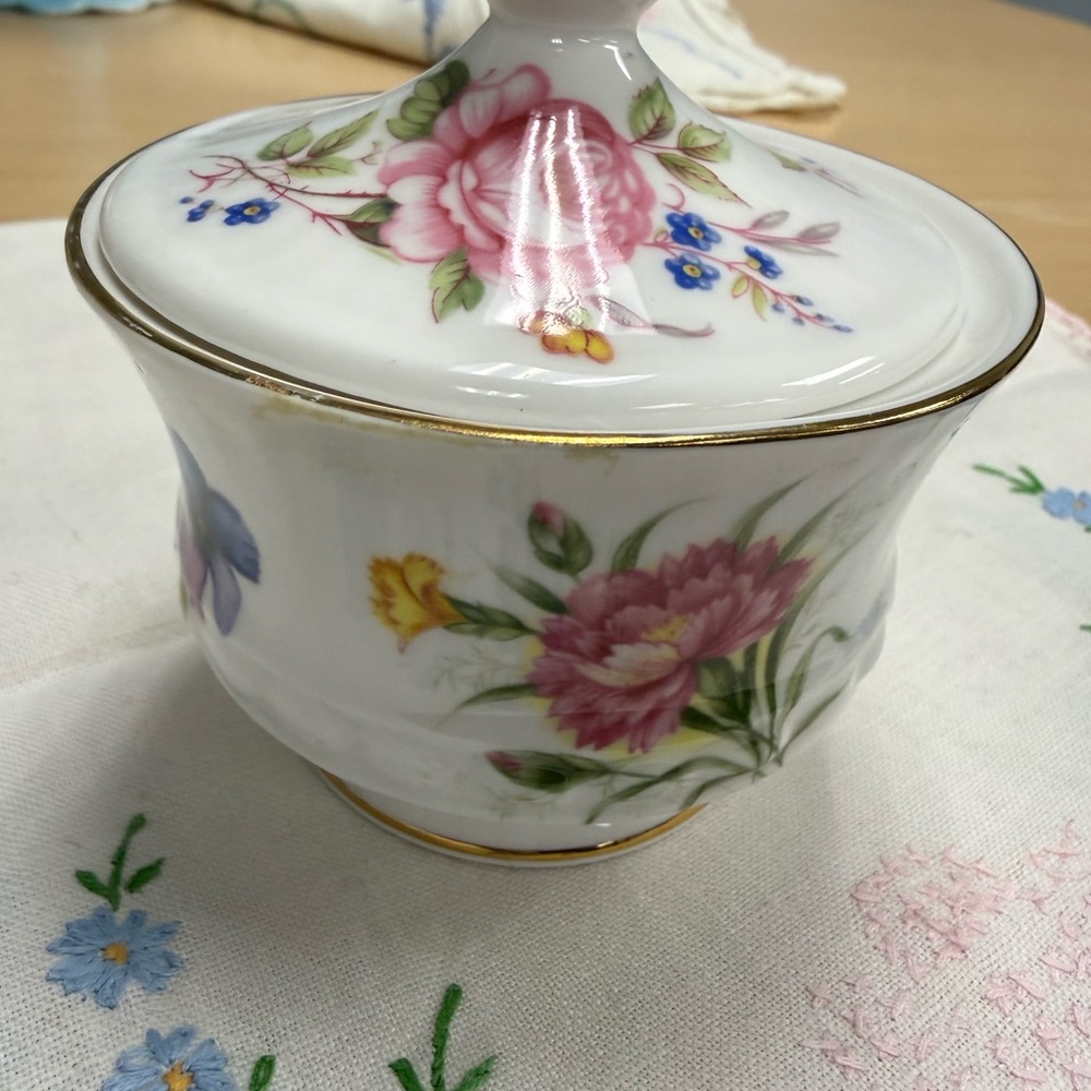 Vintage Queens Fine Bone China Floral Sugar or Trinket Bowl with Lid Vintage - Picture 2 of 12
